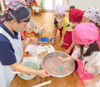 Bé làm bánh cookie