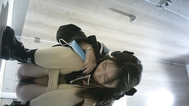 商场女厕全景偷拍小嫩妹的粉嫩小鲍鱼