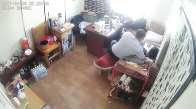 《办公楼监控破解》偷窥中年老板和女助理多次在办公室啪啪 (3)